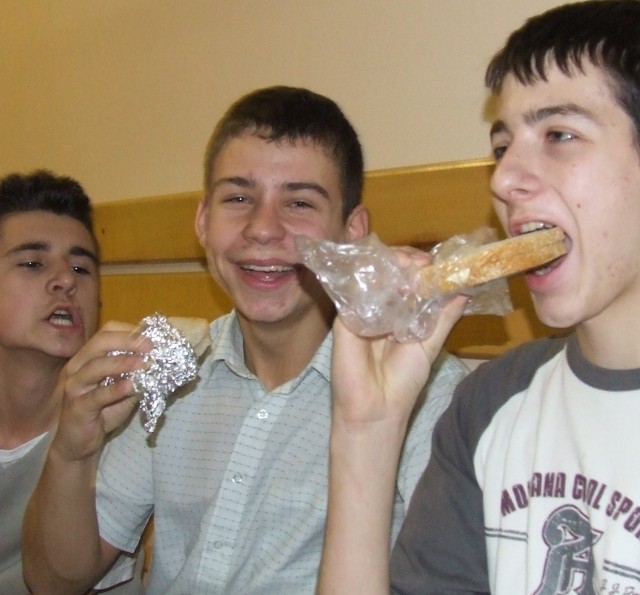 Licealiści Marek, Dawid i Michał do szkoły zabierają zwykle tradycyjną składaną kanapkę. Jeśli nie kupują coś w sklepie podczas przerw.