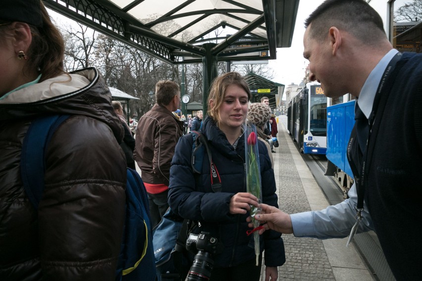 Dzień Kobiet 2018. Pasażerki dostały kwiaty w zabytkowym tramwaju [ZDJĘCIA]