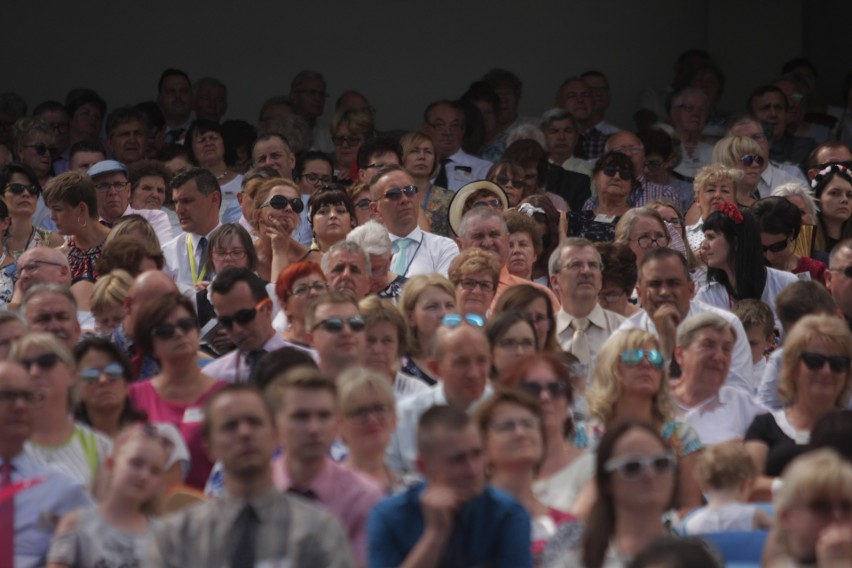 Kongres Świadków Jehowy na Stadionie Śląskim. Dzień 1. Wierni w Chorzowie przez trzy dni będą brać udział w spotkaniach ZDJĘCIA