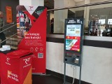 Videomat z e-kasjerem na dworcu Szczecin Główny. Czy urządzenie zrewolucjonizuje zakup biletów? [ZDJĘCIA]
