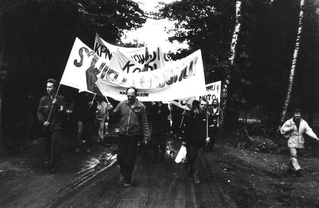 1990 r. Działacze KPN idą zablokować sowiecką bazę pod Tarnowem