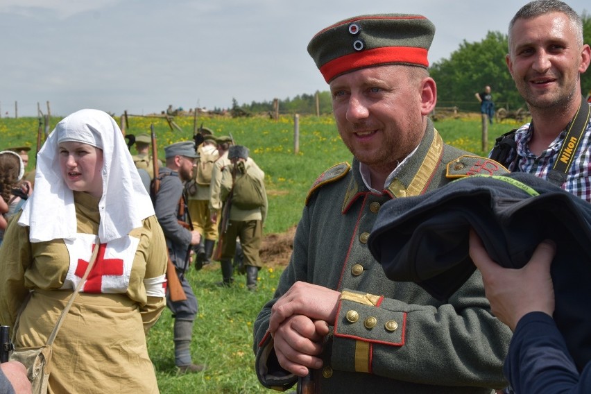  Historyczna inscenizacja na sękowskich polach. W 103. rocznicę Bitwy pod Gorlicami spotkało się 150 rekonstruktorów