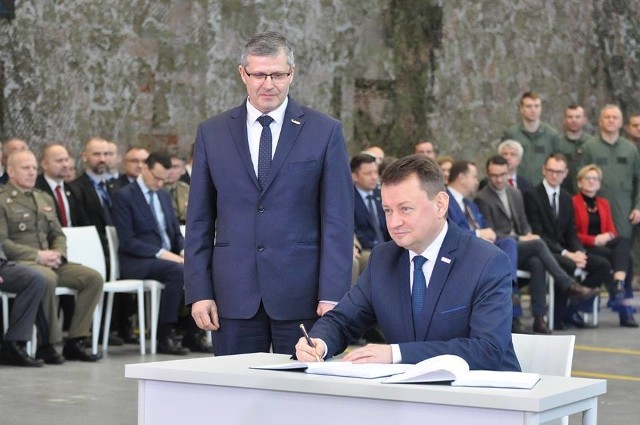 Umowę na zakup śmigłowców Black Hawk podpisali prezes PZL Mielec Janusz Zakręcki (z lewej) i Minister Obrony Narodowej Mariusz Błaszczak