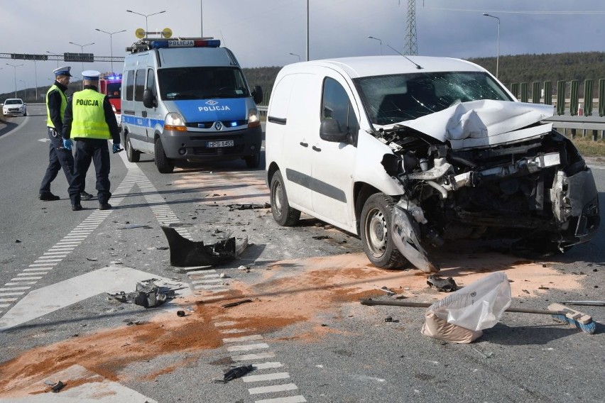Uwaga kierowcy! Wypadek na trasie S7 w Chęcinach. Jedna osoba została ranna (ZDJĘCIA)