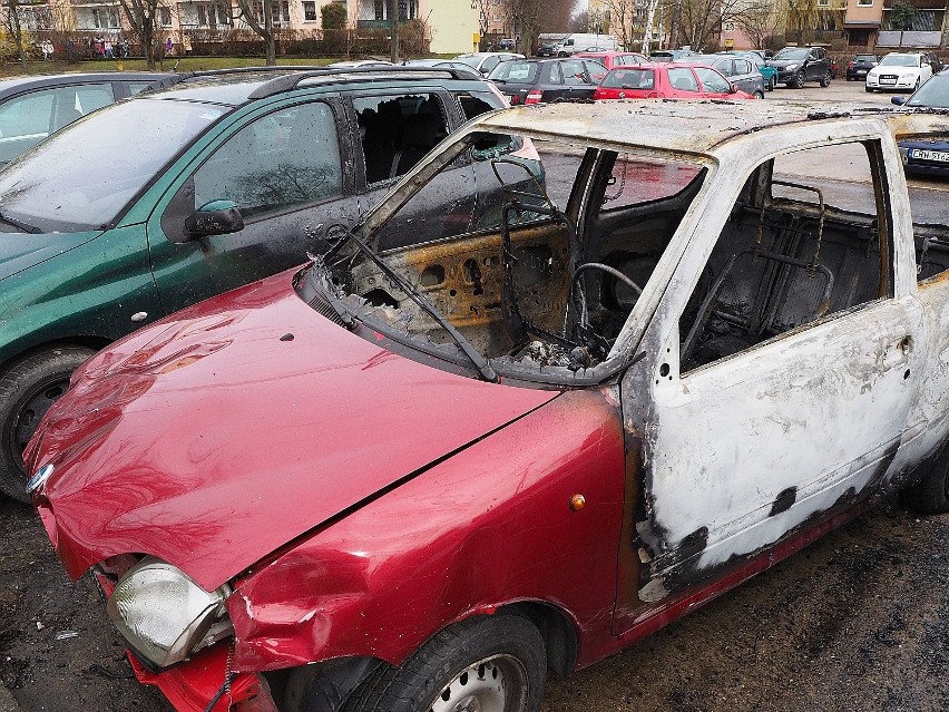 Górna: ktoś znowu podpalił stojące na parkingu samochody. -...