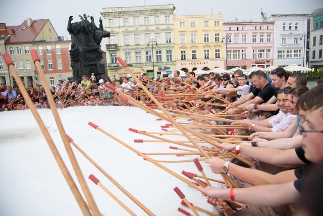 Rekord Guinessa dla Bydgoszczy. Kategoria - liczba osób grających jednocześnie na największym bębnie świata!Rekord bito 25 czerwca 2016 podczas X. edycji Festiwalu Sztuki Perkusyjnej Drums Fusion, organizowanego przez Miejskie Centrum Kultury. Obliczanie grających trwało do wczoraj i dopiero we wtorek  potwierdzono informację o oficjalnym uznaniu rekordu oraz zapisaniu go na konto Bydgoszczy.źródło: TVN Meteo Active/x-news To pierwszy Rekord Guinessa, jaki Bydgoszcz i region kujawsko-pomorski zdobyły dzięki wydarzeniu kulturalnemu. I nie był to „kwiatek do kożucha”. Festiwal Drums Fusion jest budowany w oparciu o ideę „bydgoskiej szkoły perkusyjnej”. Dlatego bicie rekordu na bębnie, w naturalny sposób wynika z linii programowej festiwalu.