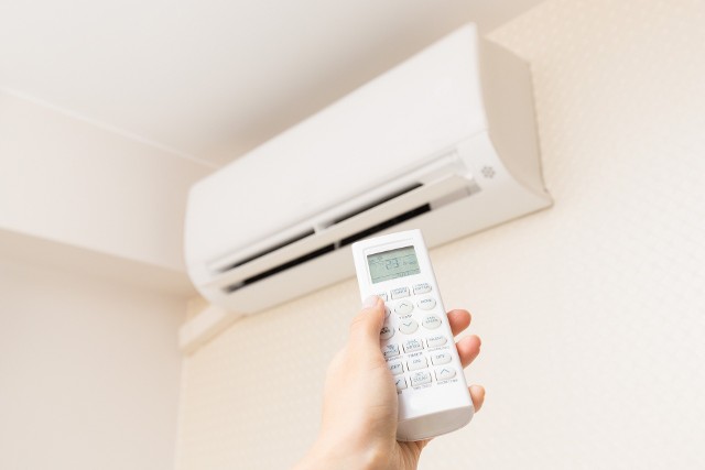 Właściwe korzystanie z klimatyzacji zapewnia komfortową temperaturę powietrza wewnątrz pomieszczeń, poprawiając tym samym jakość życia i wydajność pracy