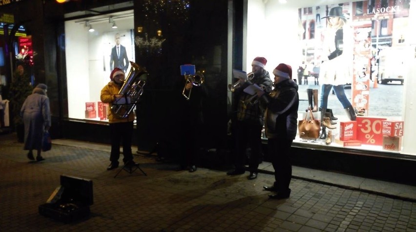 Katowice: orkiestra Mikołajów gra na Stawowej [WIDEO]