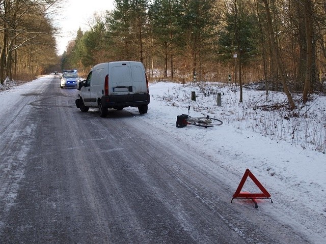 W sobotę około godz 12:30 na drodze Białogard - Dobrowo (powiat Białogard) doszło do kolizji drogowej z udziałem dwóch pojazdów. Jak powiedziała nam rzecznik prasowy KPP Białogard mł. asp. Anna Kakareko, kierujący Mazdą wyjeżdżając z drogi gruntowej nie ustąpił pierwszeństwa przejazdu właściwie jadącemu Renault. Sprawca tego zdarzenia to 50 letni mieszkaniec miasta Białogard, był trzeźwy. Na szczęście nikomu nic się nie stało, kierujący Mazdą został ukarany mandatem karnym w wysokości 300zł.