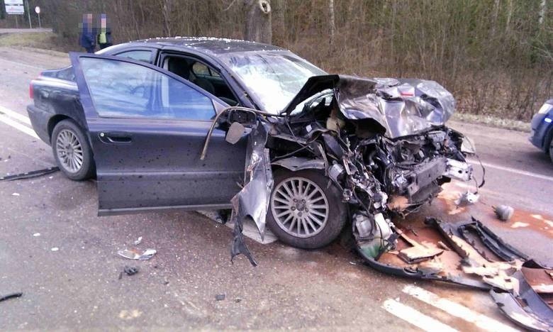 Pędzące prawie 100 km/h volvo, podczas wyprzedzania na...