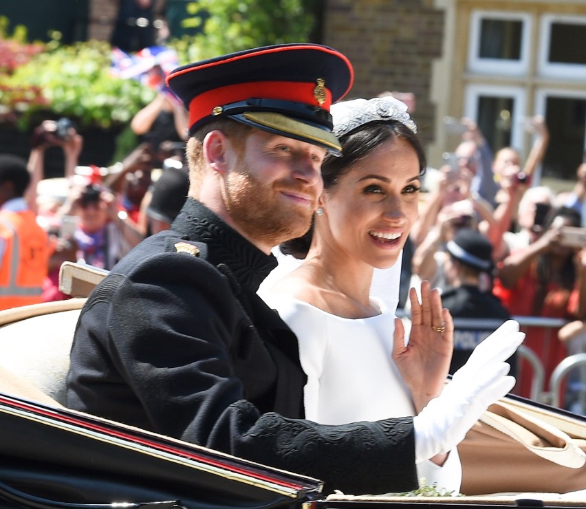 Ślub księcia Harry'ego i Meghan Markle [ZDJĘCIA] [WIDEO] Suknia panny młodej od Clare Waight Keller, pan młody w mundurze i tłumy na ulicach