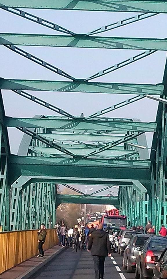Gigantyczne korki w Fordonie! Mężczyzna wspiął się na Most...