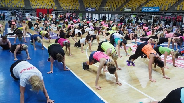 Ponad 500 osób niedzielę postanowiło spędzić aktywnie - ćwicząc na zorganizowanym przez Głos Koszaliński II Maratonie Fitness w koszalińskiej Hali Widowiskowo - Sportowej. Najwytrwalsi wzięli udział aż w pięciu godzinnych treningach prowadzonych przez doświadczone trenerki - była zumba, klasyczny fitness, trening rzeźbiący brzuch, uda i pośladki a na koniec zajęcia pod hasłem: zdrowy kręgosłup. Nastroje dopisywały. Najmłodsi uczestnicy mieli po lat kilka, najstarszy uczestnik - 86 lat. 