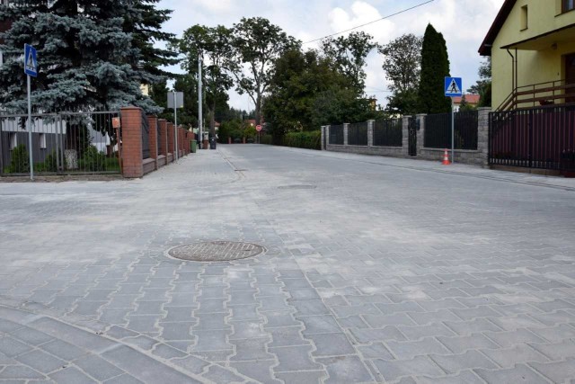 Ulica Konwaliowa w Lubiczu Dolnym po remoncie ma nową nawierzchnię i kanalizację deszczową
