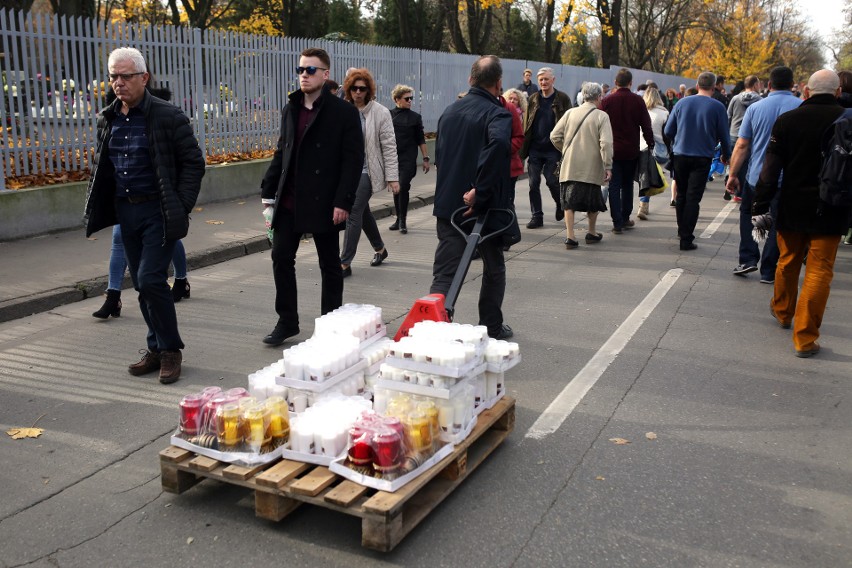 Wszystkich Świętych 2018. Na Cmentarzu Rakowickim handel kwitnie