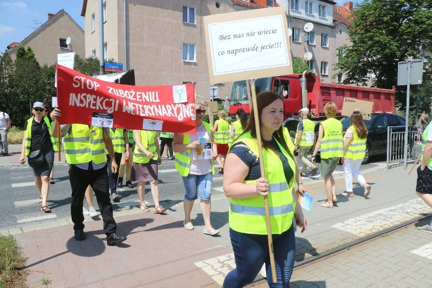 Ministrze daj ż(r)yć i siana! Weterynarze przez dwie godziny blokowali ulicę Ślężną we Wrocławiu