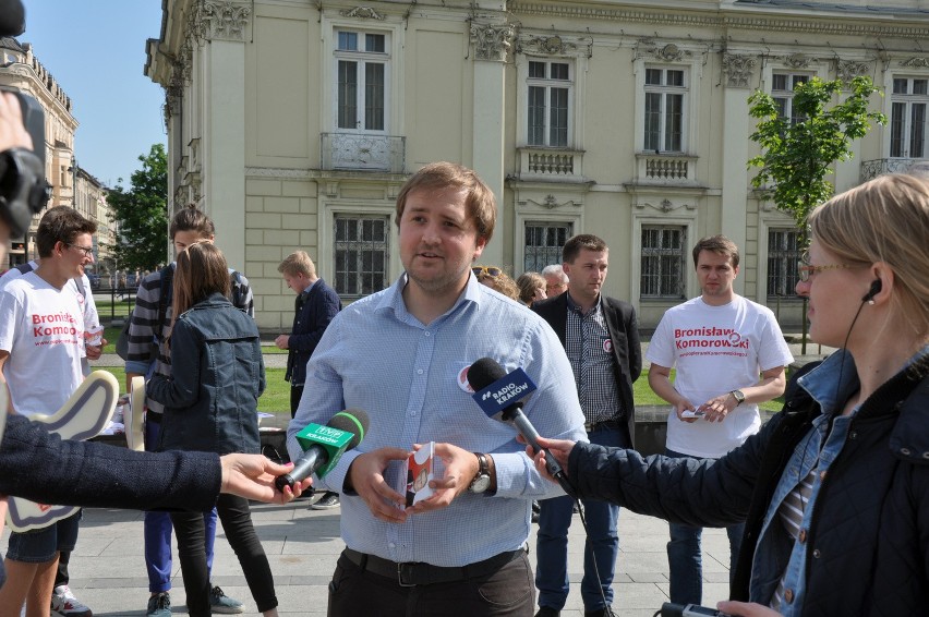 Kraków. Młodzi Demokraci zachęcali do głosowania na Komorowskiego [ZDJĘCIA]