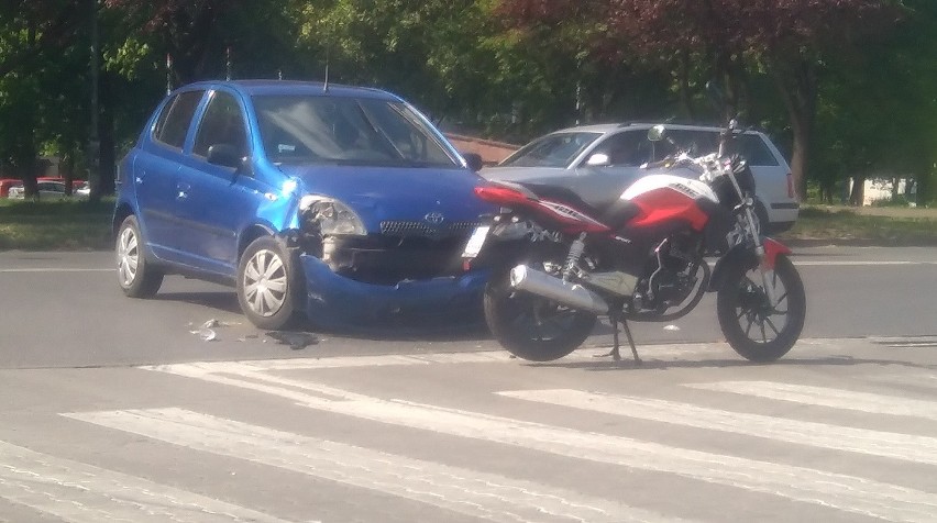Wypadek motocyklisty w Zawierciu. Motocykl zderzył się z toyotą yaris [ZDJĘCIA]