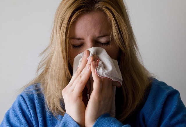 Grypa zwala z nóg. Objawia się wysoką gorączką, suchym kaszlem, bólami mięśni i stawów. Jedyną skuteczną ochroną przed grypą są szczepienia.