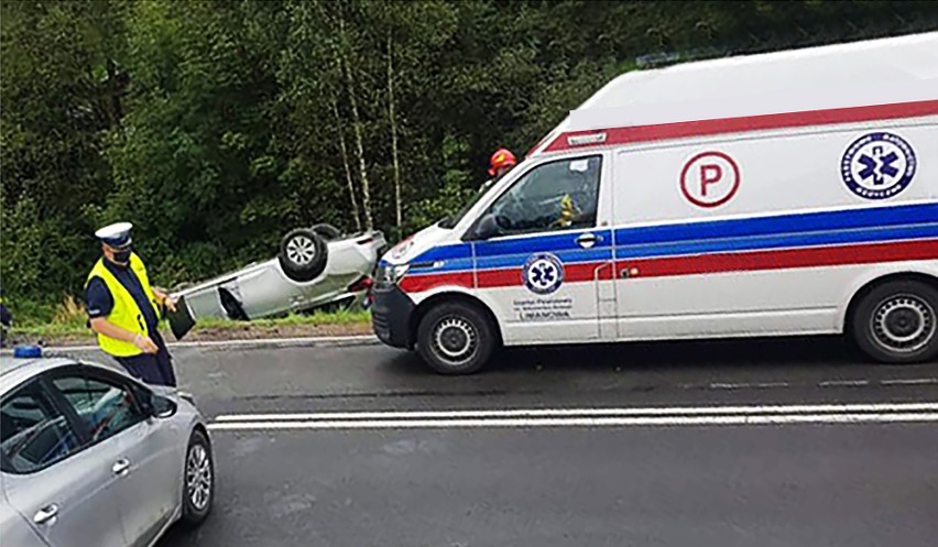 Wypadek w Lubomierzu. Samochód osobowy wywrócił się na górskiej drodze [ZDJĘCIA]