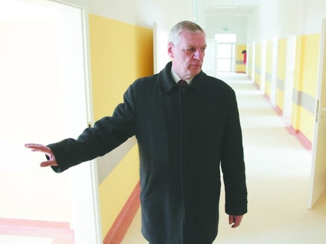 To jest część hotelowa &#8211; pokazuje Tomasz Goździkiewicz, dyrektor szpitala psychiatrycznego w Choroszczy. &#8211; W salach będą po cztery łóżka. Gruntowny remont pomieszczeń piętrowego budynku kosztował 1,7 mln zł.