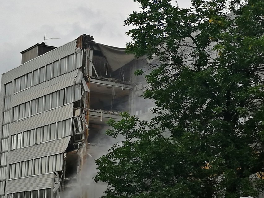 Rozbiórka budynku D Uniwersytetu Ekonomicznego w Katowicach. Będzie tu kampus projektu Tomasza Koniora. Wyburzanie trwa ZDJĘCIA + WIDEO