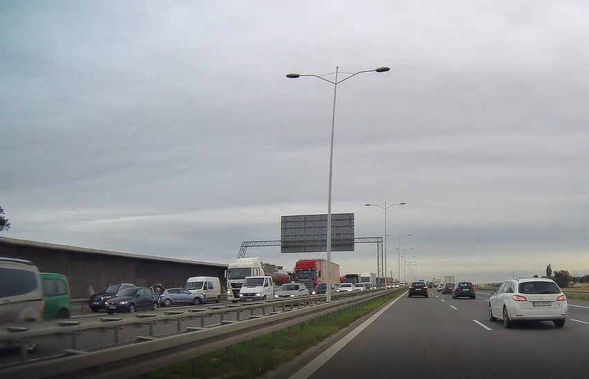 Wypadek na Autostradowej Obwodnicy Wrocławia. Korek miał kilka kilometrów