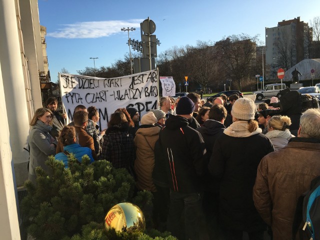 Protest przeciwko likwidacji SP nr 51 w Gdyni