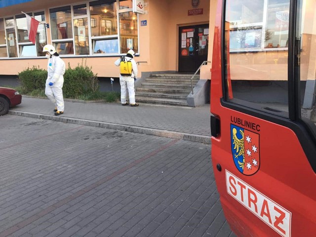 Dezynfekcja miejsc publicznych w Lublińcu. Robią to strażacy! Zobacz kolejne zdjęcia. Przesuwaj zdjęcia w prawo - naciśnij strzałkę lub przycisk NASTĘPNE