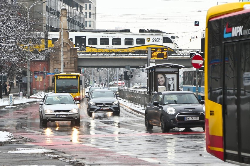 Zima w mieście. Raport z dróg we Wrocławiu i okolicy na żywo [18.01.2021]