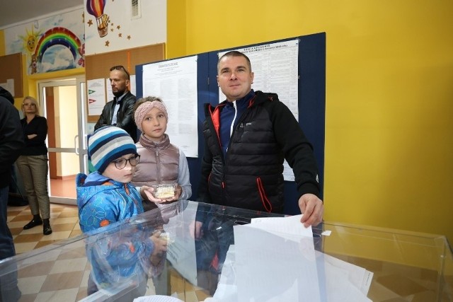 Podczas głosowania w jednym z lokali w Kielcach gdzie jest zdecydowanie najwyższa frekwencja w województwie.