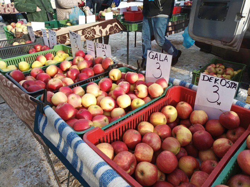Na bałuckim rynku swój raj mają miłośnicy jabłek.