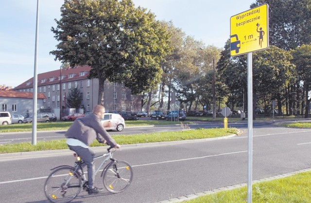 Tablica informująca o konieczności zachowania metrowego odstępu od rowerzysty stanęła już przy ul. Westerplatte, przy wylocie na Bytów. 