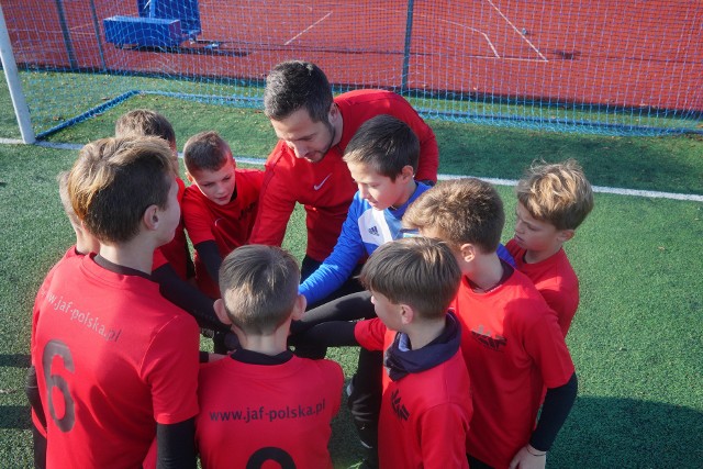 Rozgrywki "Z Podwórka na Stadion o Puchar Tymbarku" to nie tylko rywalizacja, ale też propagowanie piłki nożnej w mniejszych miastach.