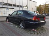 Białystok. Wrak pojazdu przez trzy lata zalegał na białostockim parkingu. W końcu został odholowany