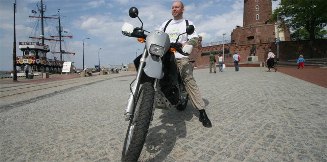 Sławek Chałupniczak ze swoim motocyklem. Jego trasa ma prowadzić przez Ukrainę, Kazachstan, Mongolię i syberyjską część Rosji.