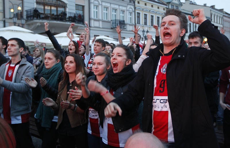 Radość kibiców Asseco Resovii na Rynku...