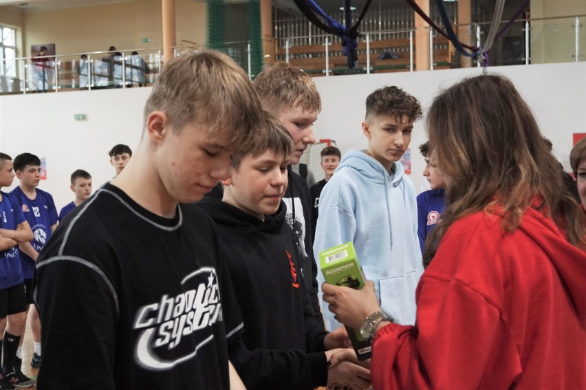 Mała Liga Piłki Ręcznej grała w Wąchocku. Iłża najlepsza. Był tort na "osiemnastkę". Zobacz zdjęcia