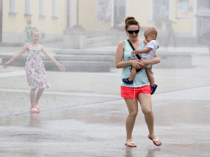 Kurtyny wodne robią furorę na Rynku Kościuszki