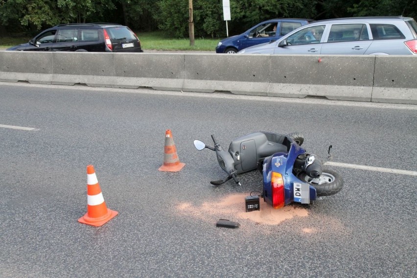 Wrocław: Wypadek motocyklisty na Karkonoskiej. Spore korki w kierunku Bielan Wrocławskich (ZDJĘCIA)