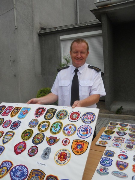 Starszy kapitan Sławomir Wójtowicz, strażak z Żar, pokazał kilkaset strażackich naszywek z całego świata ze swojej kolekcji, liczącej ponad 2 tysiące sztuk.