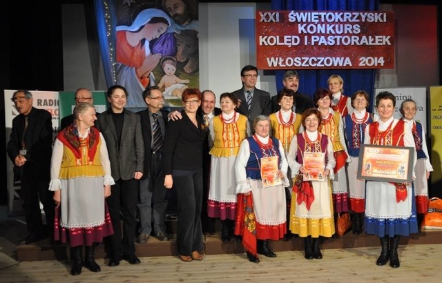 Zespół Smarkowianka wyśpiewał drugie miejsce. Na zdjęciu z dyrektor ośrodka kultury w Stąporkowie, jurorami i organizatorami konkursu