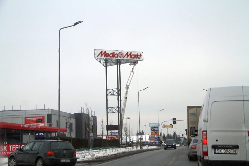 Media Markt w Tarnobrzegu to już historia. Z krajobrazu miasta znika charakterystyczna instalacja reklamowa (ZDJĘCIA)