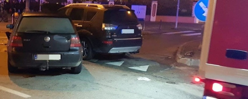 Wypadek w centrum Ostrołęki. Na skrzyżowaniu ulic Bogusławskiego i Piłsudskiego zderzyły się dwa auta. Zdjęcia