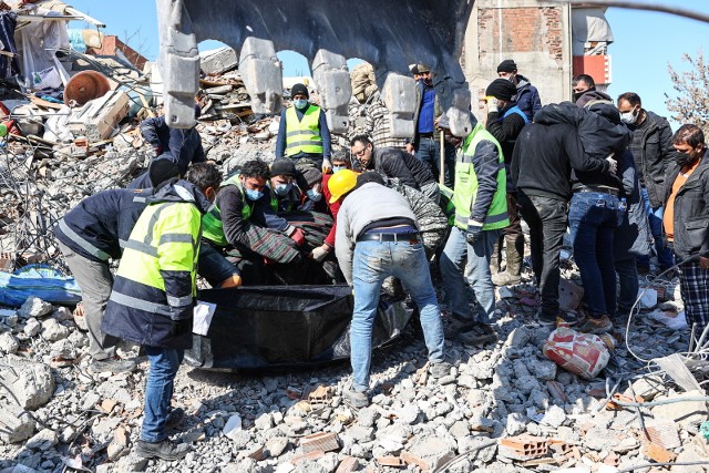 Liczba ofiar poniedziałkowego trzęsienia ziemi w Turcji może przekroczyć 100 tys. ludzi - uważają eksperci