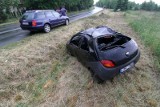 Wypadek na drodze Wrocław - Jelcz-Laskowice. Ford dachował i wypadł z drogi (ZDJĘCIA)