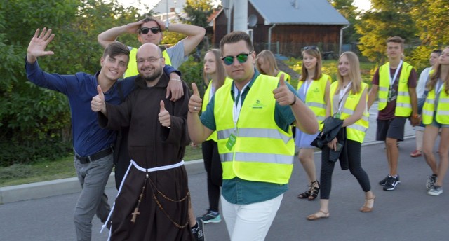 Około tysiąca młodzieży z wielu krajów, polskich wolontariuszy, rodzin goszczących młodych przybyszów i mieszkańców przeszło od kościoła farnego do kościoła przy klasztorze kapucynów