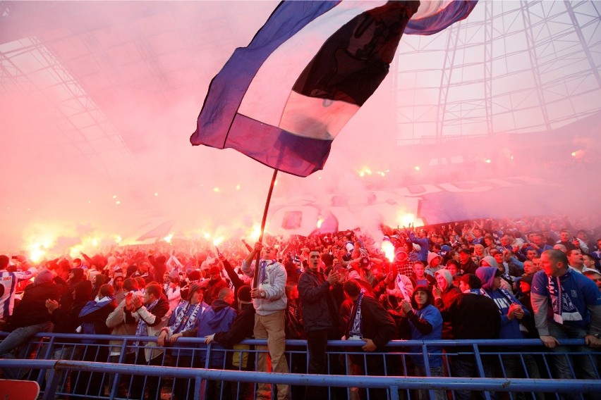 Lech Poznań: Grupa kibiców Ultras Lech przestała istnieć. Kto zajmie się oprawami? Znamy kulisy ataku chuliganów Widzewa Łódź