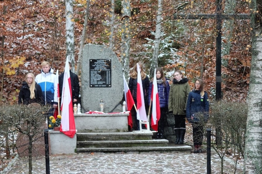 Uroczystość odsłonięcia tablicy ku czci partyzantów z „Gryfa...