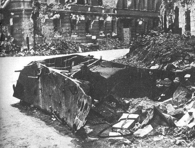 Resztki czołgu Borgward B IV, który eksplodował przy ulicy Kilińskiego nr. 3, dnia 13 sierpnia 1944 o godzinie 18:07. W eksplozji zginęło ponad 300 osób, około stu z zgrupowania "Róg", wielu z batalionów "Gustaw", "Wigry" i "Gozdawa", oraz pareset osób cywilnych